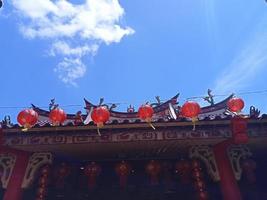 malang, indonesia, el 7 de enero de 2023. emoción en la víspera de año nuevo chino. eng an kiong temple, un lugar de culto para las tres religiones, el confucianismo, el taoísmo y el budismo. foto