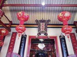 malang, indonesia, el 7 de enero de 2023. emoción en la víspera de año nuevo chino. eng an kiong temple, un lugar de culto para las tres religiones, el confucianismo, el taoísmo y el budismo. foto