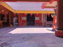 malang, indonesia, el 7 de enero de 2023. emoción en la víspera de año nuevo chino. eng an kiong temple, un lugar de culto para las tres religiones, el confucianismo, el taoísmo y el budismo. foto