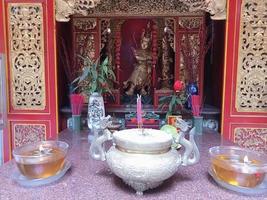 malang, indonesia, el 7 de enero de 2023. emoción en la víspera de año nuevo chino. eng an kiong temple, un lugar de culto para las tres religiones, el confucianismo, el taoísmo y el budismo. foto