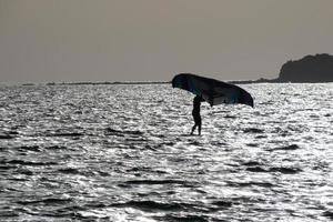 windsurf, kitesurf, deportes acuáticos y de viento impulsados por velas o cometas foto