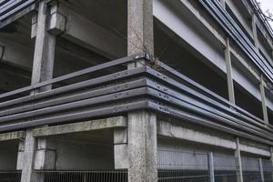 viejo edificio abandonado en la ciudad foto