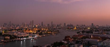 pancarta del paisaje urbano de bangkok con vistas al gran palacio del río chao phraya y wat arun foto