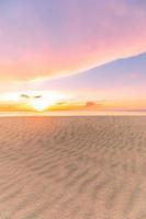 hermoso mar playa puesta de sol cielo arena rayos de sol relajación paisaje punto de vista para diseño postal o fondo artístico. panorama vertical de la bandera de la playa al atardecer foto