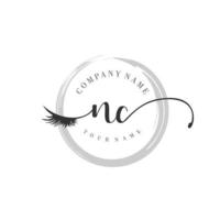 inicial nc logo escritura salón de belleza moda moderno lujo monograma vector