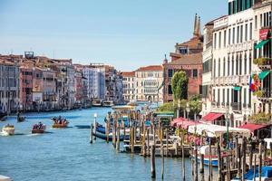 venecia, italia 22.09.19 - calles de la ciudad antigua. hermosa vista de la góndola tradicional y los barcos en el canal grande. vacaciones de verano y paisajes de turismo de viajes. clima soleado en venecia foto