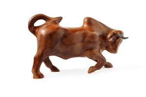 figurilla de madera de un toro, fondo blanco. foto