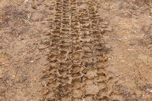 pista de rueda de camión en el barro, pista todoterreno foto