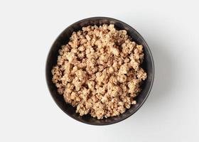 granola en un tazón sobre fondo claro. foto