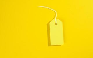 etiqueta de precio amarilla de papel rectangular en blanco con cuerda blanca sobre fondo amarillo foto