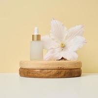 botella de vidrio blanco con pipeta para cosméticos, aceites y suero. publicidad y promoción de productos foto