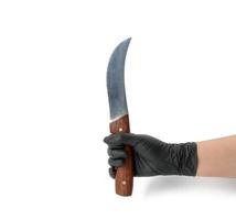 mano en un guante de látex negro sostiene un cuchillo de cocina sobre un fondo blanco foto