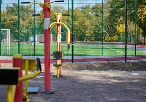 equipamiento deportivo en un parque público sin gente, un parque infantil vacío durante una pandemia y una epidemia. tiempo de confinamiento foto