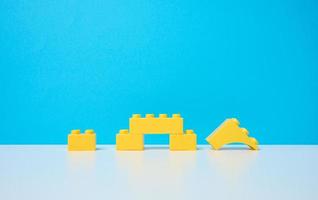 Detalles de plástico amarillo del diseñador infantil. juego educativo para niños foto