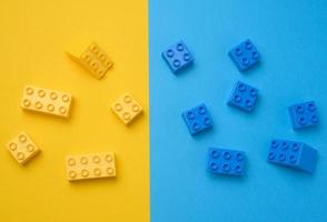 Detalles de plástico amarillo-azul del diseñador infantil. juego educativo para niños, vista superior