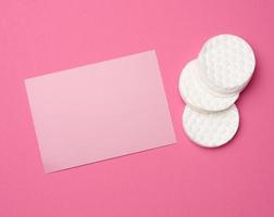 almohadillas de algodón en blanco redondas blancas para removedor de maquillaje y tarjeta de presentación de cartón en blanco para escribir texto, publicidad y promoción