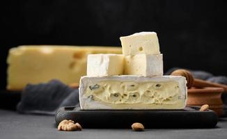 queso azul bergader sobre una tabla de madera marrón, delicioso aperitivo foto