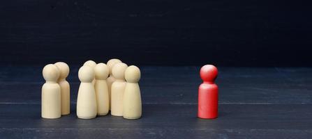 figura roja de un hombre entre la multitud sobre un fondo azul. el concepto de búsqueda de empleados, personas talentosas foto