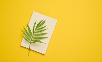 cuaderno con hojas blancas en blanco sobre un fondo amarillo, vista superior. foto