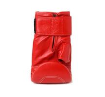 guante de boxeo de cuero rojo aislado sobre fondo blanco, equipamiento deportivo