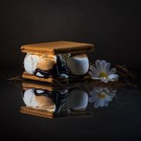 foto smores sobre fondo negro fotografía de alimentos