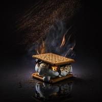 foto smores sobre fondo negro fotografía de alimentos