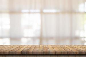 mesa de madera con gente borrosa en la cafetería y fondo de café para montaje de exhibición, espacio de copia. foto