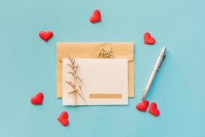 tarjeta de felicitación de san valentín y corazón rojo sobre fondo azul, espacio de copia para texto foto