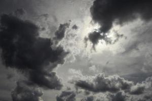 nubes de tormenta dramáticas en el cielo, fondo natural foto