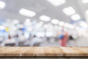 mesa de madera vacía y desenfoque abstracto del interior del aeropuerto para el fondo foto