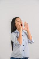 retrato de una joven asiática gritando una historia o haciendo un anuncio sobre un fondo blanco aislado