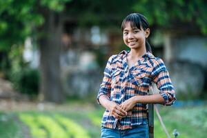 retrato joven mujer agrícola en granja de hortalizas orgánicas foto