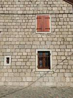 antiguo edificio de piedra en algún lugar de la costa adriática, croacia foto