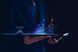 concepto de análisis económico. el empresario analiza el crecimiento gráfico de los negocios en medio de la crisis económica mundial, la estrategia y la planificación, la recuperación de los negocios, el análisis y el intercambio de datos en redes globales. foto