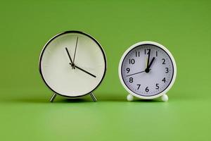 despertador sobre fondo verde, concepto de tiempo, foto de reloj