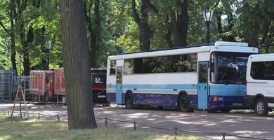 sankt petersburgo rusia 02 03 2023 autobús de transporte bajo los árboles foto