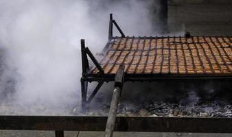 salchicha a la parrilla en la calle foto