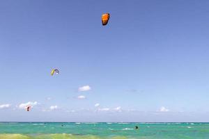 deportes acuáticos como kitesurf kiteboarding wakeboard playa del carmen mexico. foto