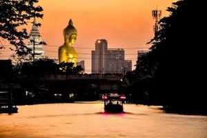 paisaje de gran buda en la ciudad gran estatua de buda en bangkok wat pak nam phasi charoen tailandia foto