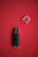 primer plano de la unidad flash usb sobre un fondo rojo. una unidad flash usb con tapa. foto