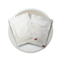 Kunststoffverpackung auf weißem Teller isoliert mit Beschneidungspfad für Mockup png
