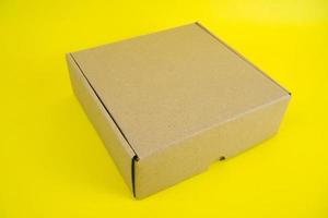 caja de cartón con fondo de color foto