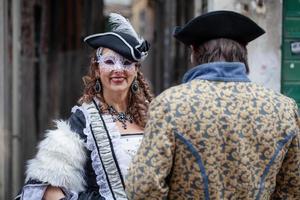 venecia, italia - febrero de 2019 carnaval de venecia, tradición típica italiana y festividad con máscaras foto