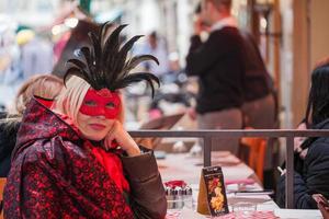 venecia, italia - febrero de 2019 carnaval de venecia, tradición típica italiana y festividad con máscaras foto