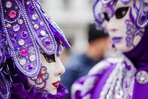 venecia, italia - febrero de 2019 carnaval de venecia, tradición típica italiana y festividad con máscaras foto