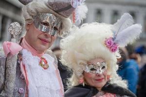 venecia, italia - febrero de 2019 carnaval de venecia, tradición típica italiana y festividad con máscaras foto