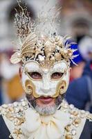 venecia, italia - febrero de 2019 carnaval de venecia, tradición típica italiana y festividad con máscaras foto