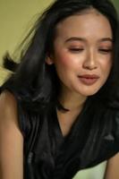 caras de resaca de mujeres indonesias después de emborracharse en el dormitorio