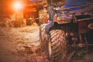 toma de acción de un vehículo atv deportivo que corre en una pista de barro foto