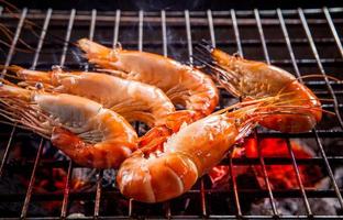 camarones, langostinos a la parrilla en estufa de barbacoa foto